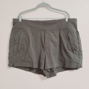 Athleta Olive Green Trekkie North Short Size 18